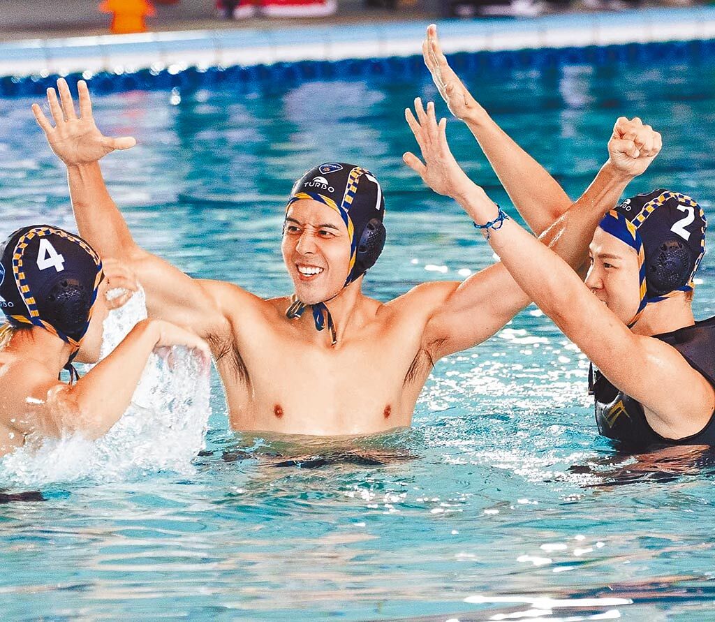 胡宇威（中）曾在《全明星運動會》節目大秀泳技。（摘自臉書）