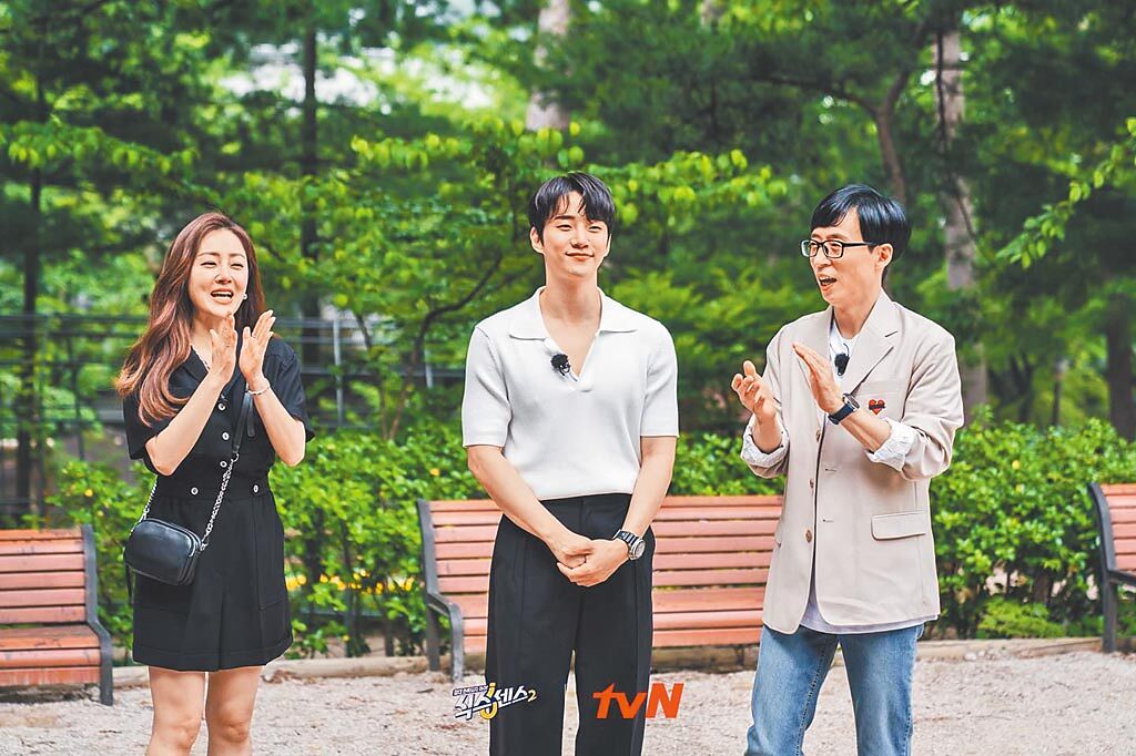 「大勢男」俊昊（左）擔任劉在錫主持《第六感2》最新1集嘉賓。（摘自tvN臉書）