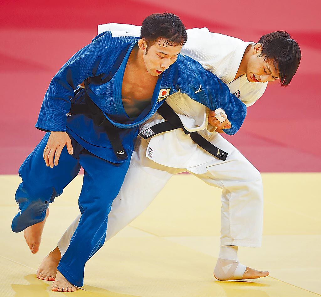 東京奧運柔道男子60公斤級金牌戰，中華隊楊勇緯（右）對上日本隊選手高藤直壽。（季志翔攝）