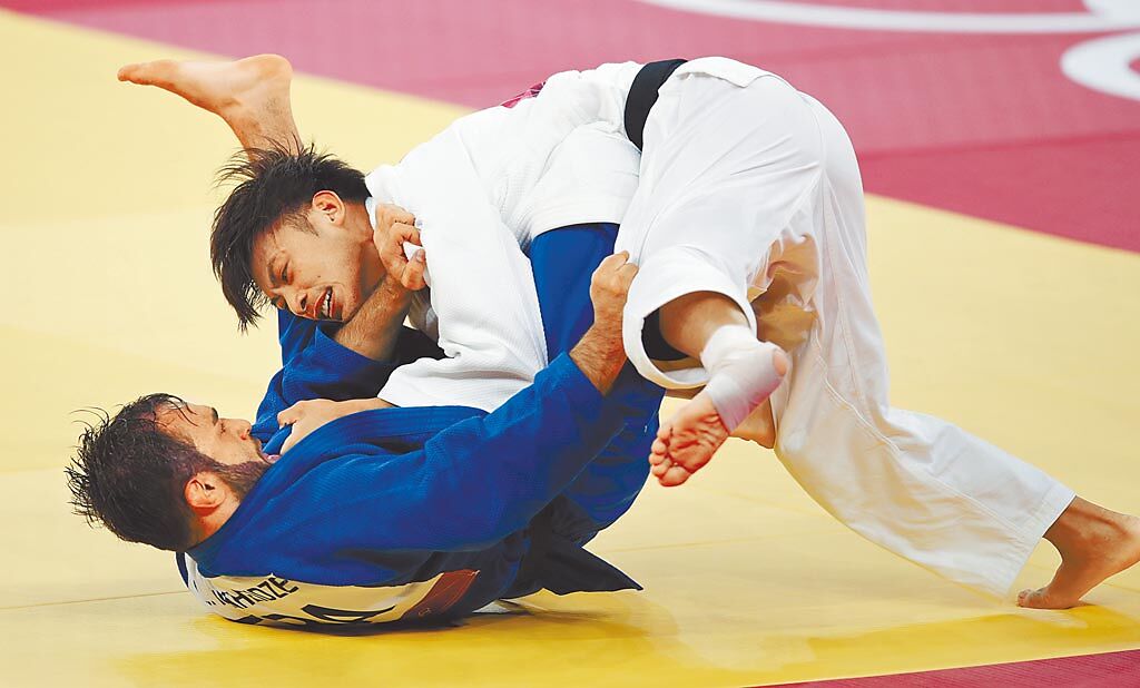東京奧運柔道男子60公斤級，中華隊楊勇緯（白衣）壓制法國對手成功闖進金牌戰。（季志翔攝）