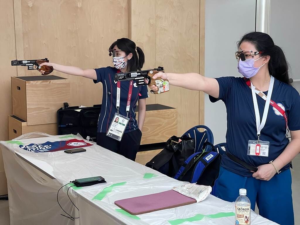 吳佳穎(左)、田家榛都無緣闖進東奧射擊女子10公尺空氣手槍8強決賽。(報系資料照)