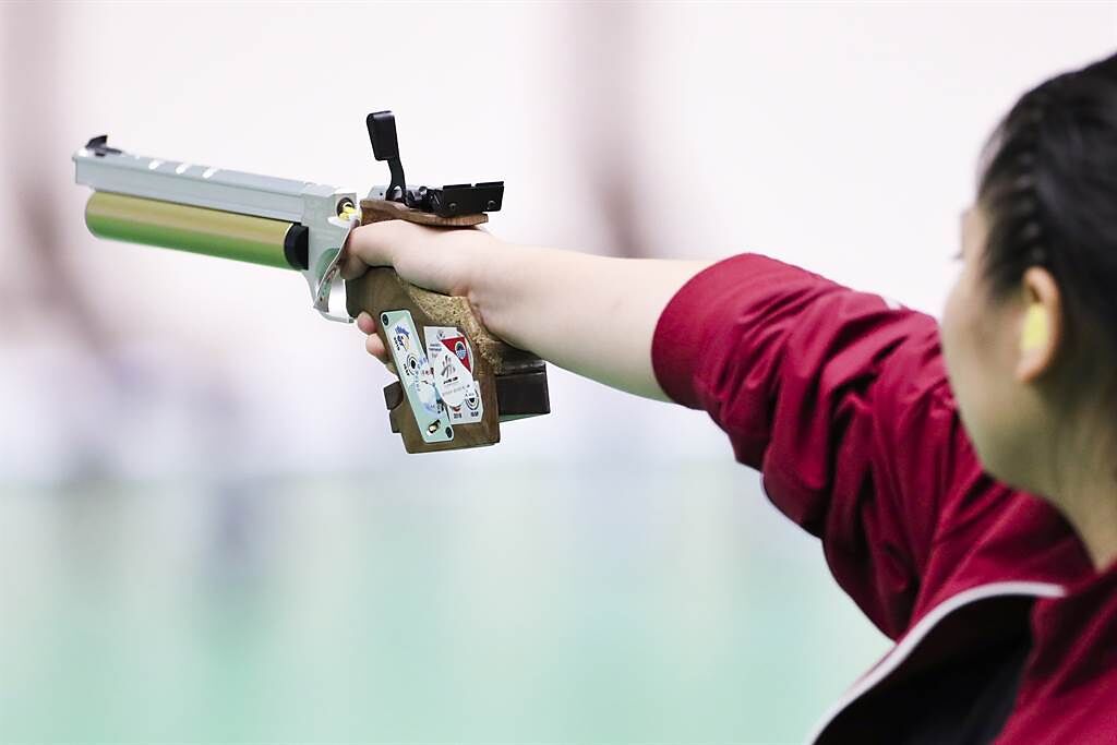 大陸射擊女將姜冉馨在東奧10公尺空氣手槍資格賽平世界紀錄。(新華社資料照)