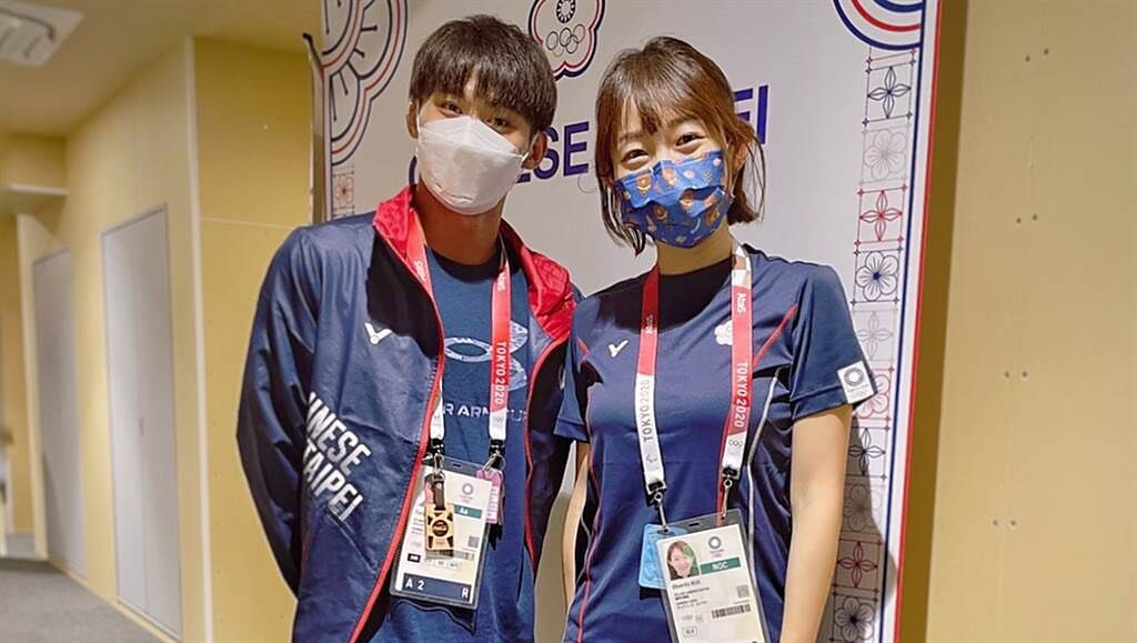 郭純恩醫師（右）於東京奧運團本部前與柔道選手楊勇緯（左）合影。 (長庚運動醫學團隊提供)