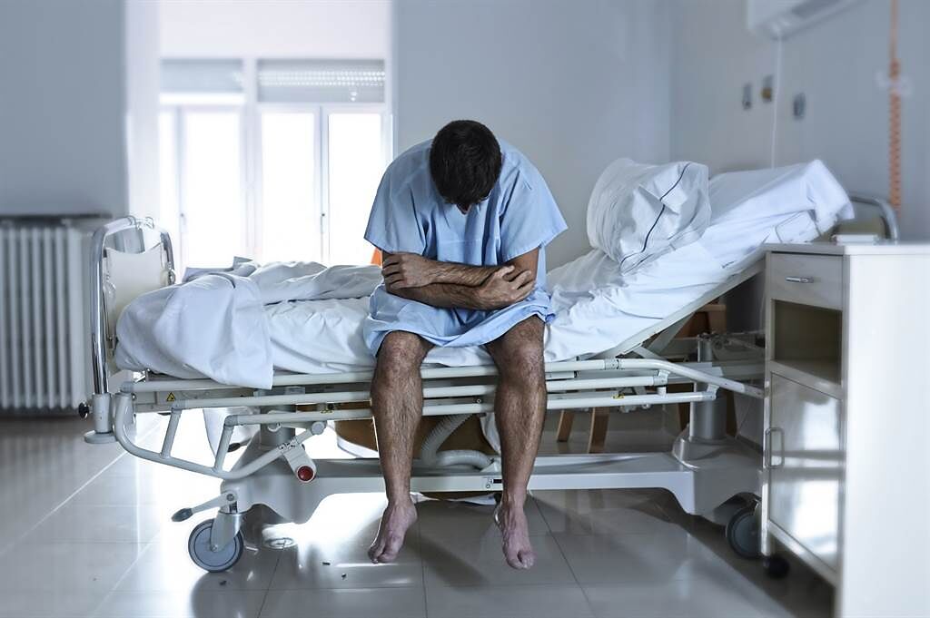 日本一名男子去年在DIY結束後突然頭痛欲裂，到醫院就診發現他腦血管破裂導致中風。(示意圖/達志影像)