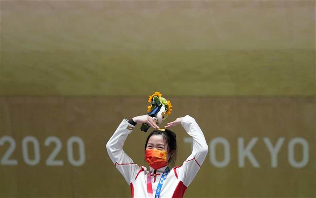 楊倩摘下本屆東京奧運首面金牌。（新華社）