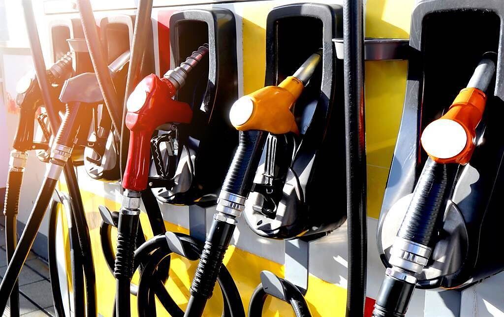 油價震盪起伏 汽油調降0.2元、柴油調漲0.1元。（示意圖/達志影像/Shutterstock提供）