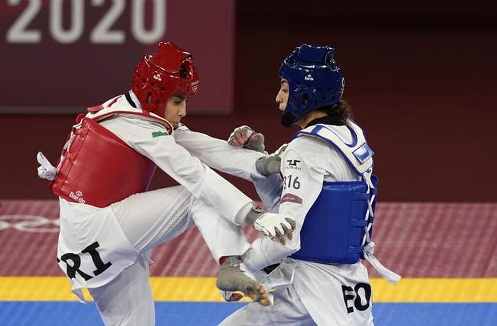 逃離伊朗的跆拳女將阿里薩德(右)在東京奧運對戰對戰伊朗選手。（美聯社）