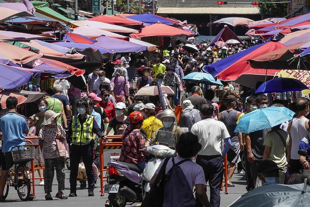 25日是三級警戒降級前最後周日，台北第二果菜市場旁的傳統市場一早湧入許多買菜市民，市場內人潮摩肩擦踵。(圖/黃子明)