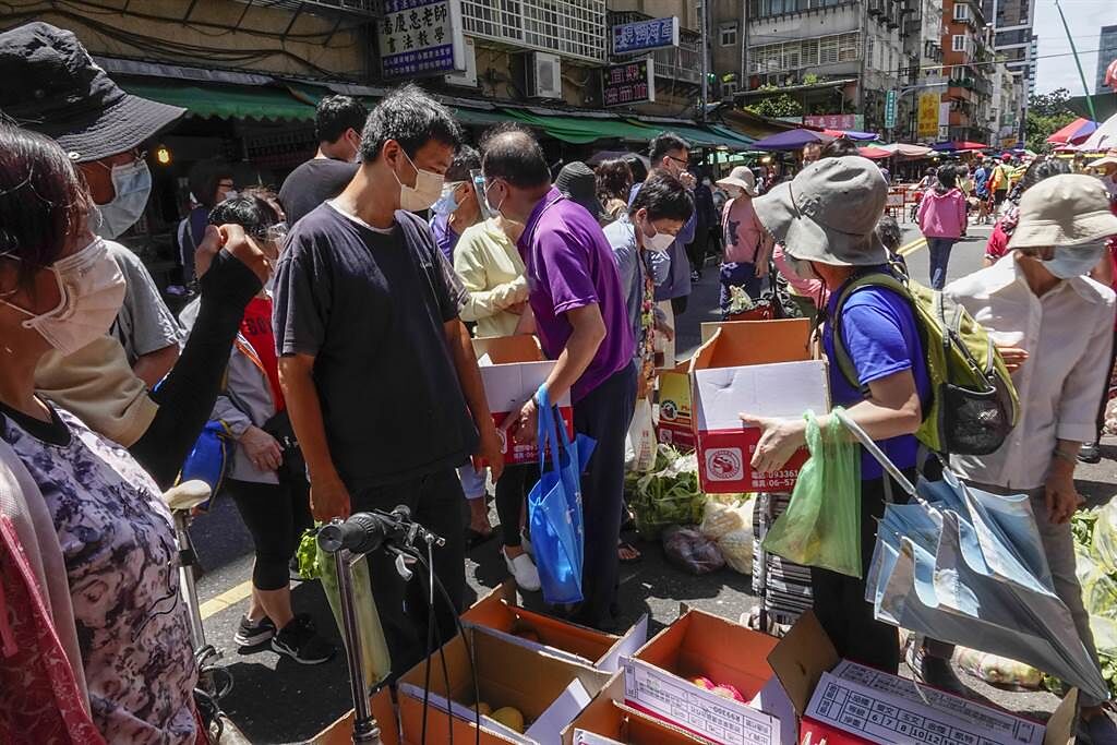 買菜市民為了搶購蔬果，大家擠成一團。(圖/黃子明)