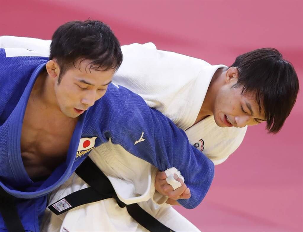 日本柔道選手高藤直壽(左起)、楊勇緯都有「柔道耳」，但高藤的情況更嚴重一些。（資料照, 季志翔攝）