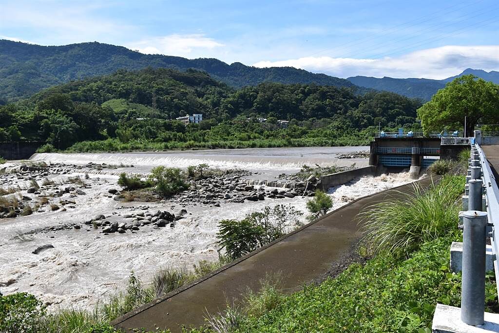 苗栗南庄連日降下大雨，造成中港溪混濁不堪。（謝明俊攝）