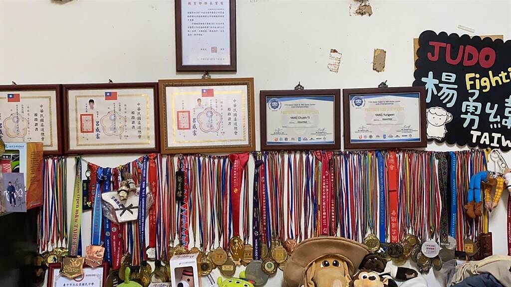 楊家兄弟學習柔道多年，客廳掛滿國內外賽事獎牌。（王文吉攝）
