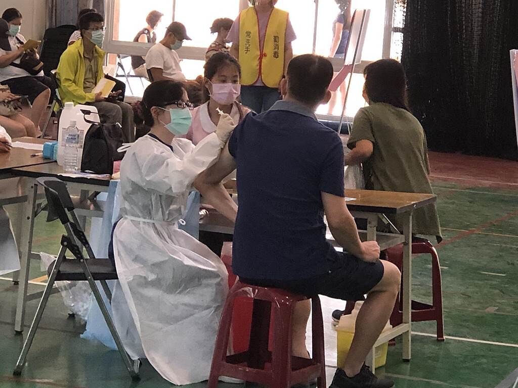 教育局強調，台中市國高中教職員已完成疫苗專案造冊，人數約1.6萬人，將於7月26、27日安排在快打站施打，強化校園防疫網。(陳世宗攝)
