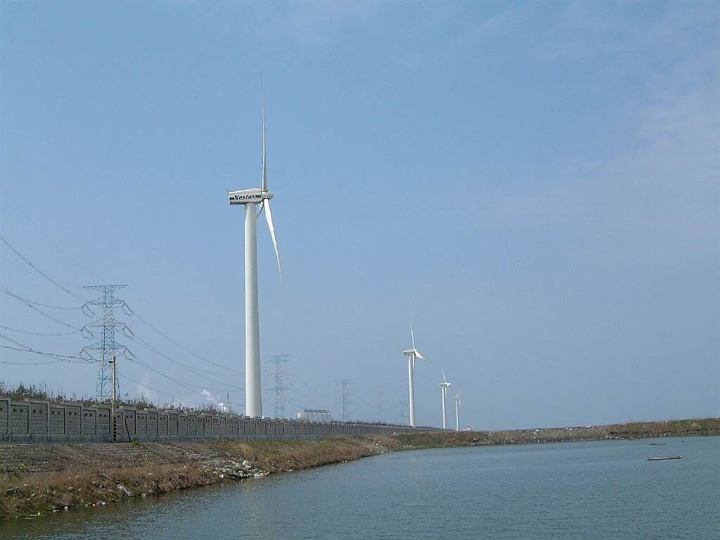 台塑六輕規畫在原有的4座風機附近新建6座風機，將避開候鳥飛行航道。（本報資料照片）