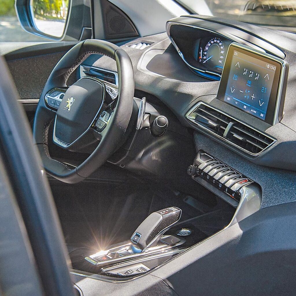 座艙以駕駛者為導向設計，方向盤有絕佳手感，中央多功能螢幕位於出風口上方，不必低頭即可操作。（陳大任攝）