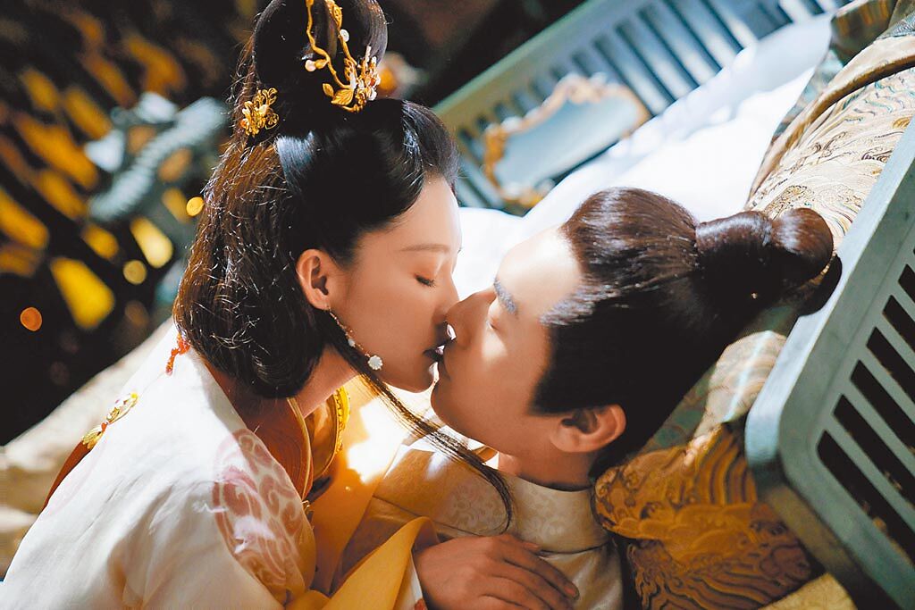李沁（左）與秦昊在《錦繡南歌》有「以口餵藥」的甜蜜橋段。（中天娛樂台提供）