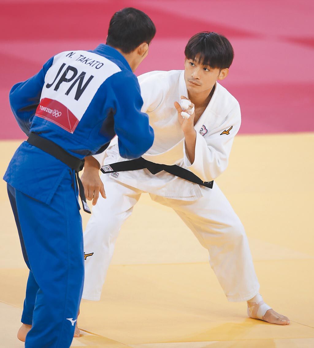 楊勇緯（右）雖然不敵日本的高藤直壽，仍為中華隊奪下奧運銀牌。（資料照片）