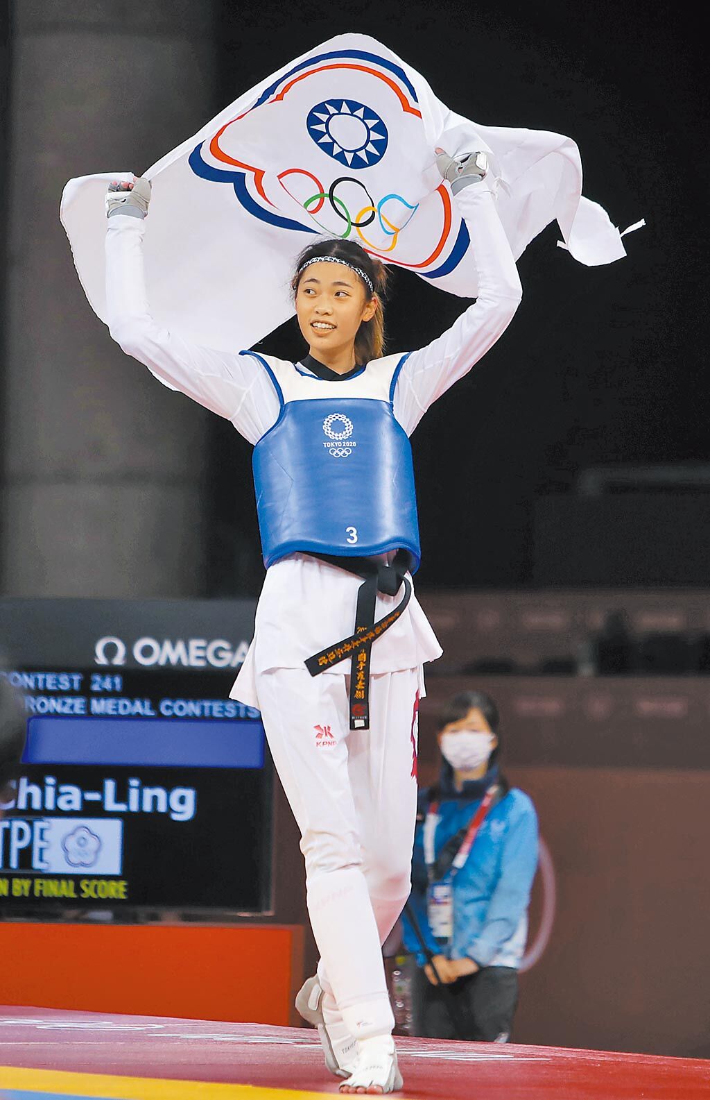 東京奧運25日進行跆拳道女子57公斤級的比賽，中華隊羅嘉翎擊敗尼日對手獲得銅牌，興奮地拿著會旗繞場。（季志翔攝）