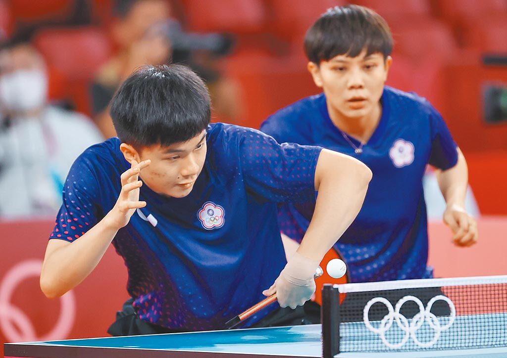 中華隊林昀儒（左）、鄭怡靜（右）昨在東京奧運桌球混雙4強不敵日本組合。（季志翔攝）