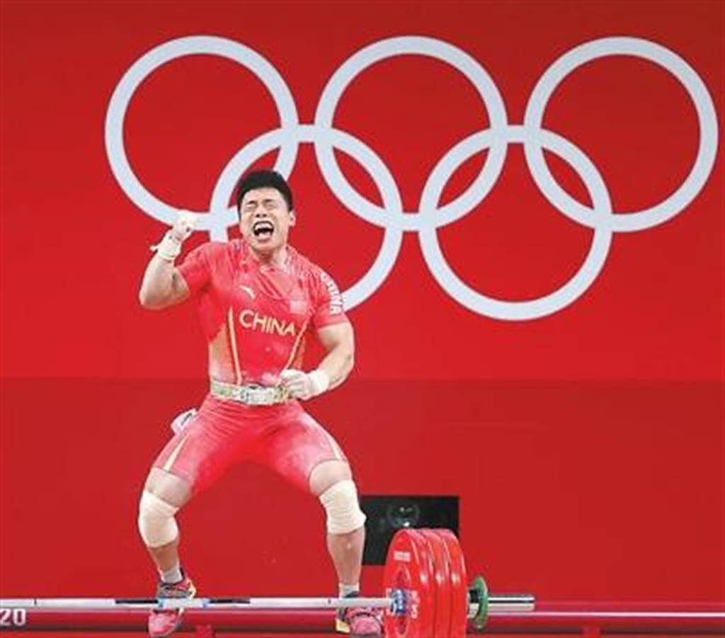 舉重男子67公斤級，大陸隊選手諶利軍奪冠。(新華社)