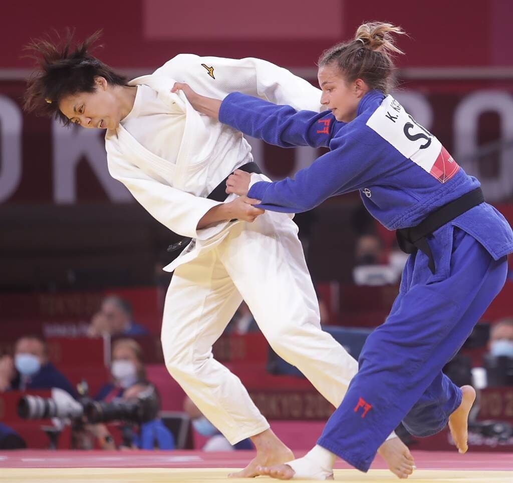 台灣柔道女將連珍羚(左)對戰斯洛維尼亞選手卡加凱澤爾。（季志翔攝）