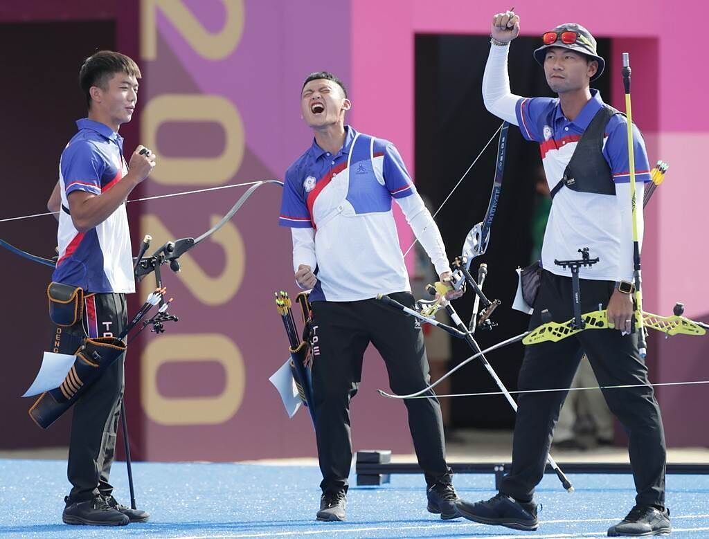 2020東京奧運男子射箭團體賽三劍客魏均珩、湯智鈞、鄧宇成，在金牌戰對上韓國，惜敗拿下銀牌。(季志翔攝)