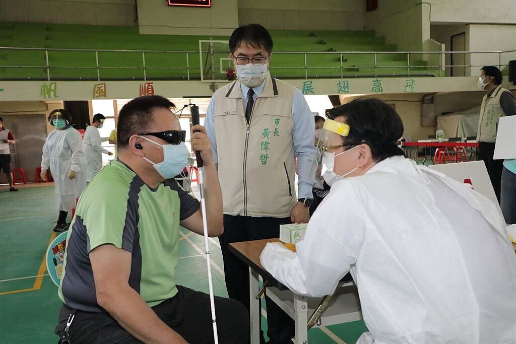 復業在即，台南市特為視障按摩師專案開打疫苗。（台南市勞工局提供／張毓翎台南傳真）
