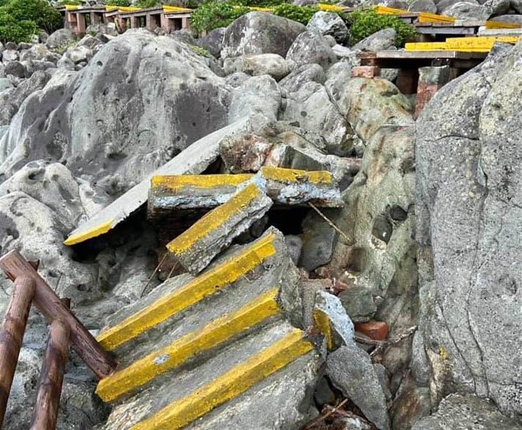 烟花颱風摧毀基隆嶼上部分候船亭及步道。（讀者提供／陳彩玲基隆傳真）