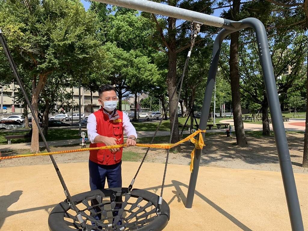 防疫3級警戒終於要在明天降級了，新竹市各公園將解封，市長林智堅今天也親自到公園剪斷封鎖線，讓工作人員作整備工作。（陳育賢攝）