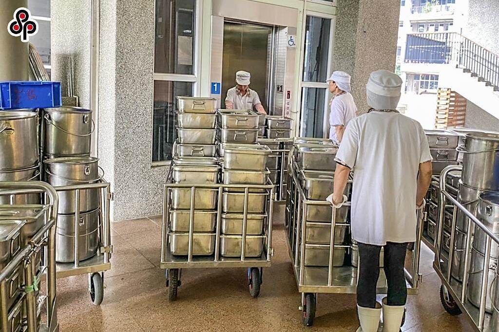 陳明信表示，民辦民營業者在防疫上被規定相當嚴格，只要所屬廚工1人染疫，工廠就要被停業隔離14天。（本報系資料照）