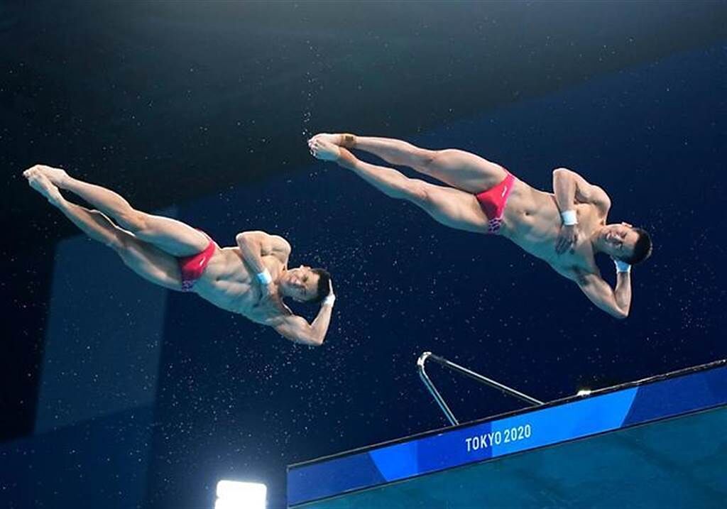26日在東京奧運會跳水男子雙人十公尺跳臺決賽中，中國選手曹緣／陳艾森獲得亞軍。(新華社)