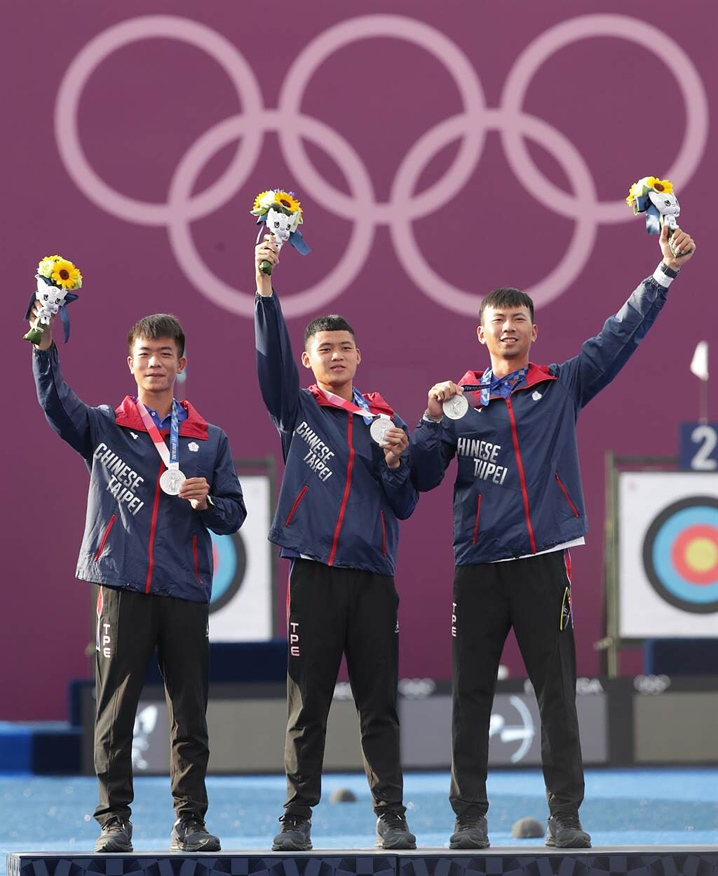 台灣在東京奧運上的射箭項目今日傳出好消息，男團射箭選手魏均珩、湯智鈞和鄧宇成（左）在射箭男子團體項目一路過關斬將，最終抱回銀牌。（季志翔攝）