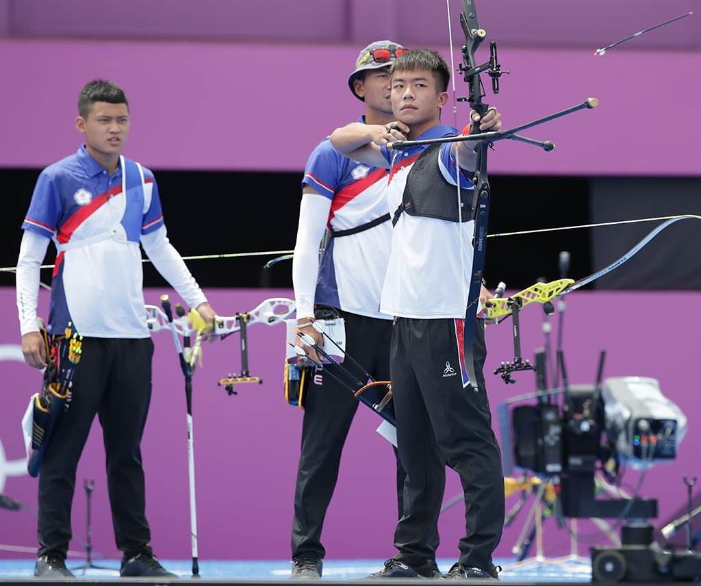 台灣在東京奧運上的射箭項目今日傳出好消息，男團射箭選手魏均珩、湯智鈞和鄧宇成（右）在射箭男子團體項目一路過關斬將，最終抱回銀牌。（季志翔攝）