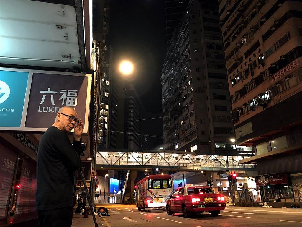 導演蔡明亮在香港拍攝短片《良夜不能留》。（汯呄霖電影提供）