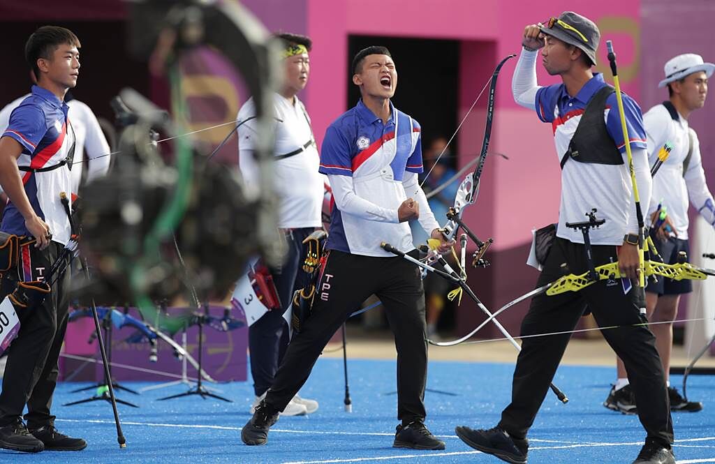 中華男子射箭隊魏均珩、鄧宇成、湯智鈞奪下東京奧運男團銀牌。（季志翔攝）