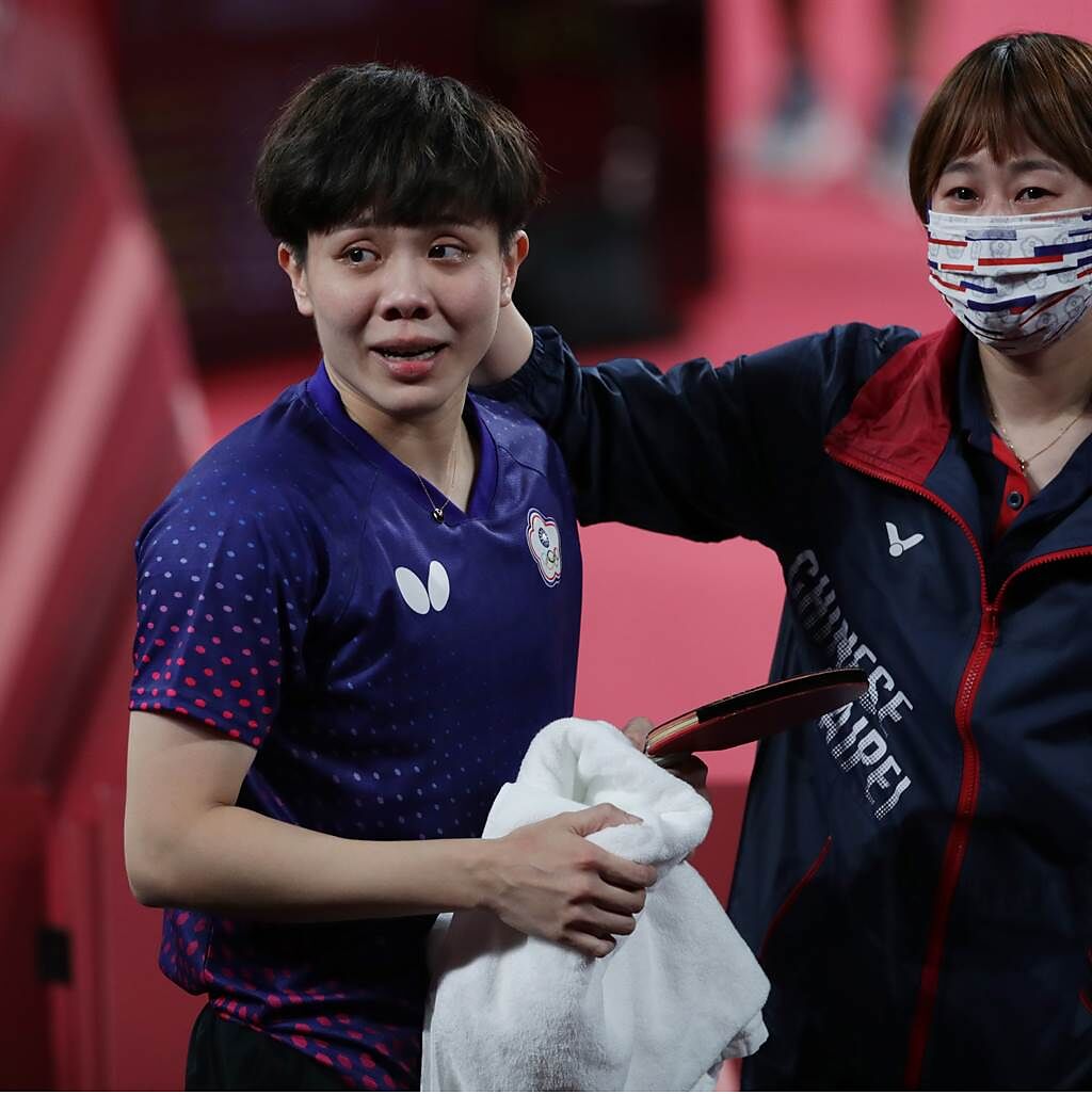 東京奧運桌球混雙銅牌戰獲勝，鄭怡靜（左）落下喜悅淚水，教練鄭佳奇（右）安慰她。（季志翔攝）