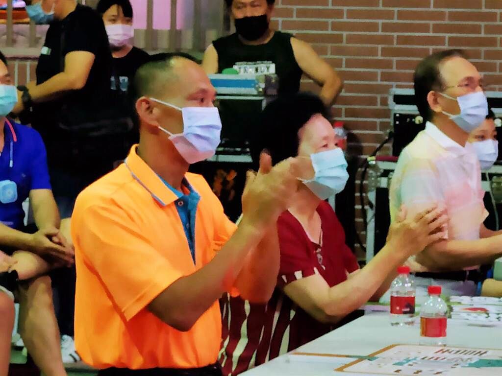 桌球好手鄭怡靜的爸爸鄭博文及阿嬤在台南歸仁仁壽宮觀看轉播加油、打氣。（洪榮志攝）