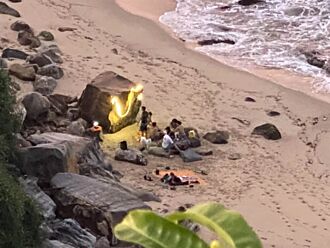 三級警戒最後周末 年輕人闖金山沙灘辦營火趴