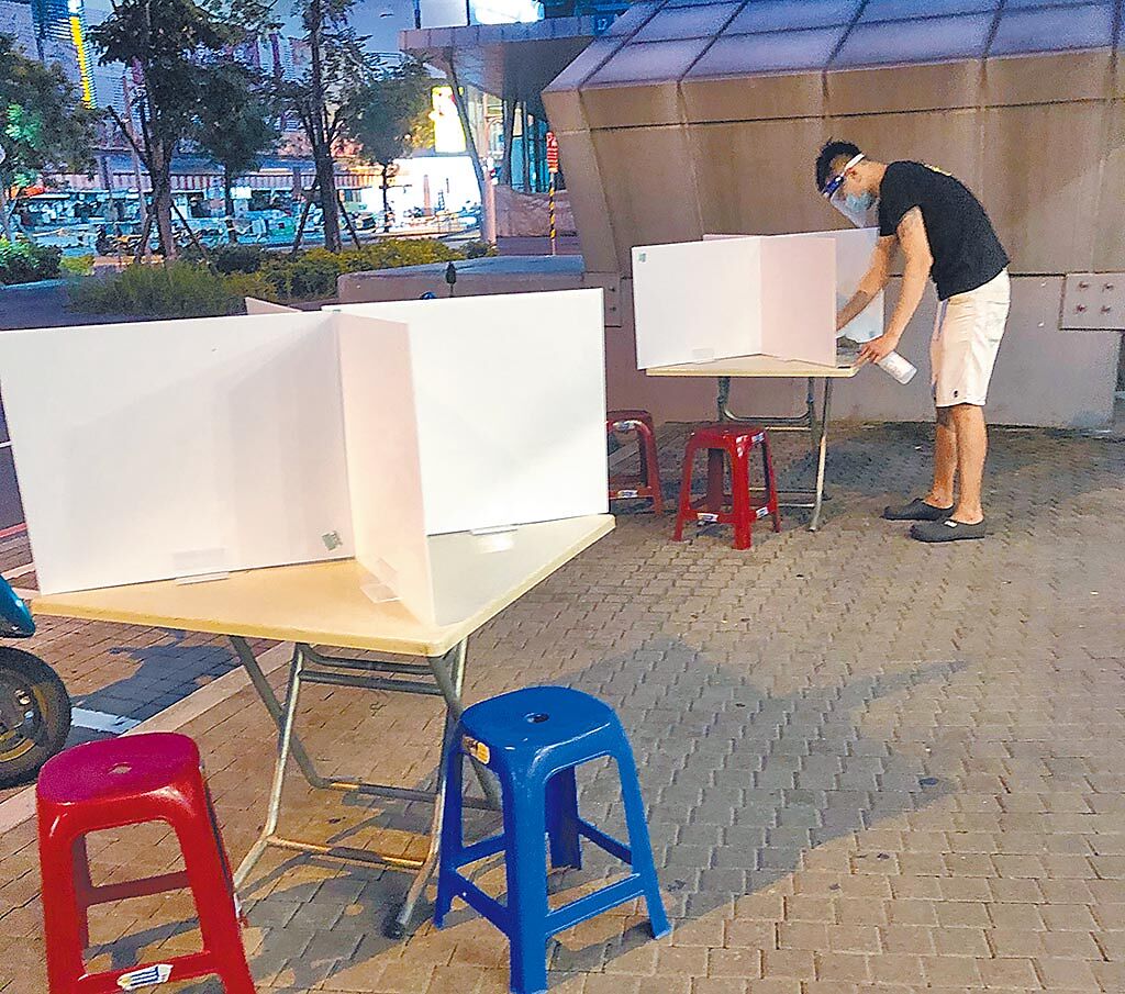 台南市中西區海安路一家滷味攤26日晚間已在座位區放置隔板，準備27日零時警戒降級就開放內用。（程炳璋攝）