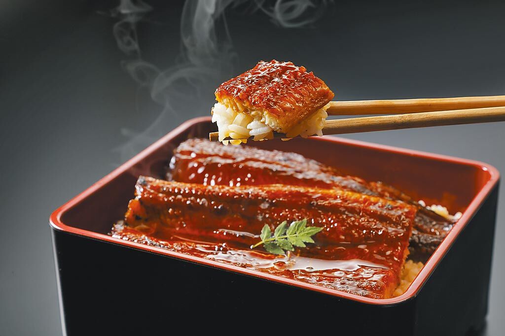 微風超市推出7款鰻魚丼飯，特選蒲燒鰻特價980元。（微風提供）