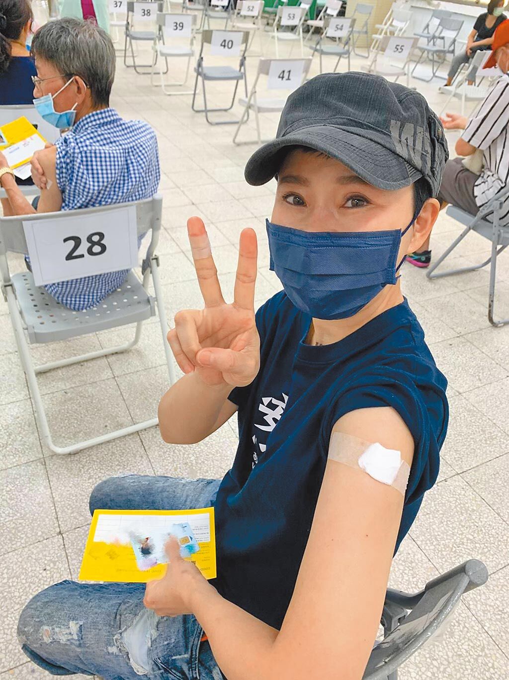 詹雅雯昨到萬芳醫院接種疫苗。（固力狗娛樂提供）