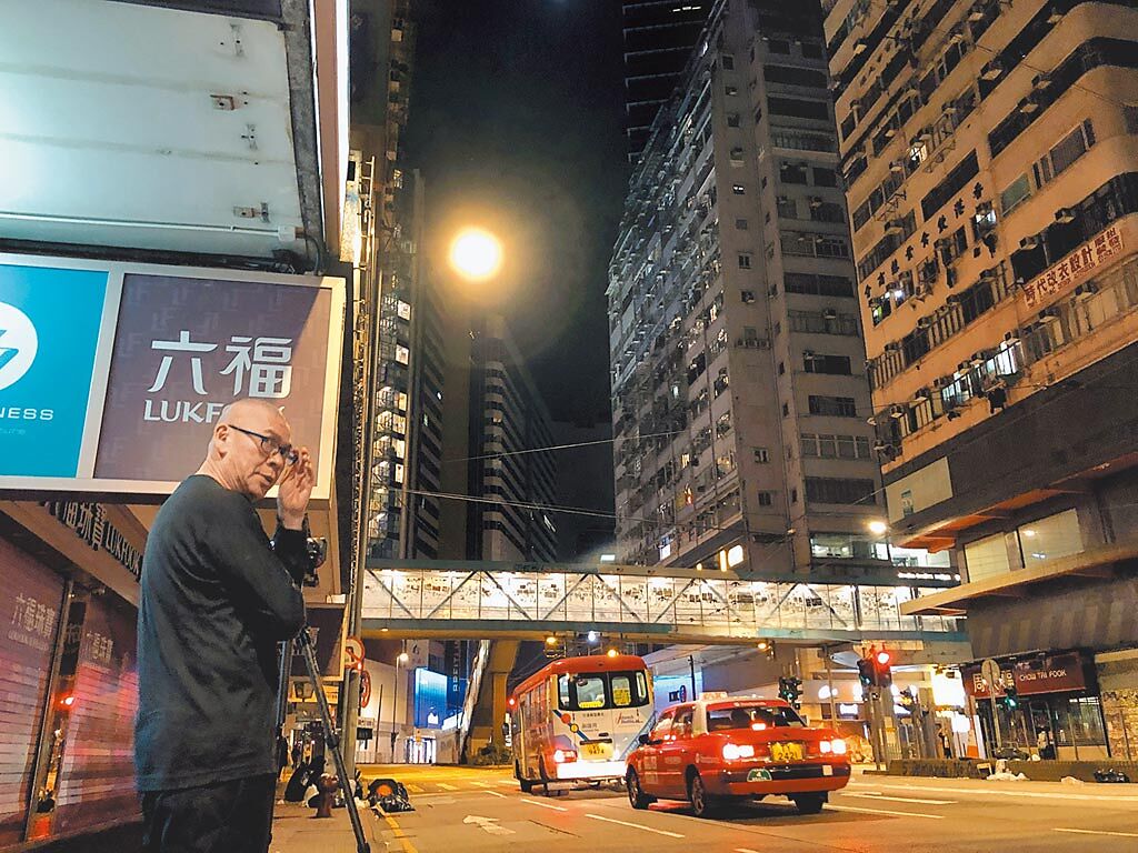 導演蔡明亮在香港拍攝短片《良夜不能留》。（汯呄霖電影提供）