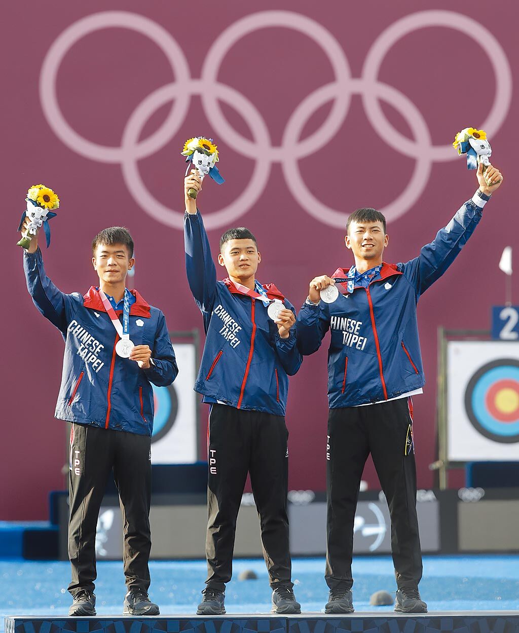 東京奧運26日進行男子團體射箭賽，中華隊魏均珩（右），鄧宇成（左）與湯智鈞（中）獲得銀牌。（季志翔攝）