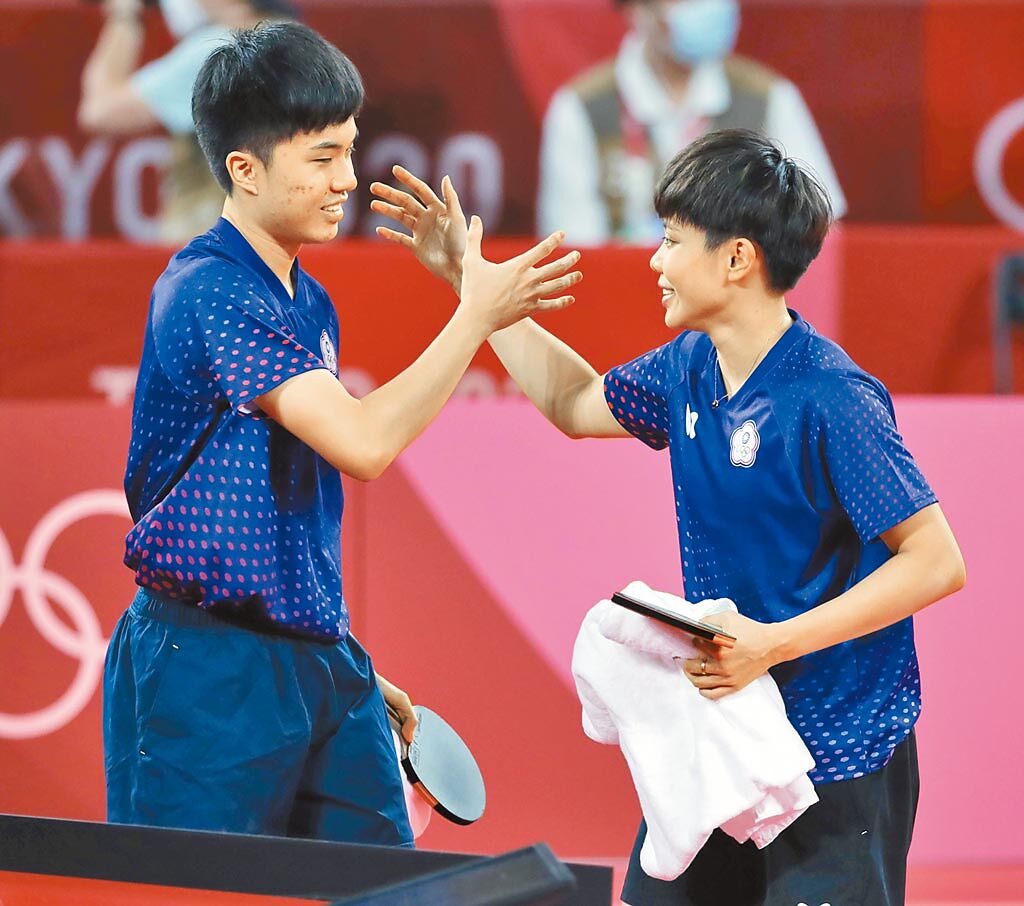 桌球混合雙打比賽，中華隊鄭怡靜（右）與林昀儒（左）擊敗法國對手獲得銅牌。（季志翔攝）
