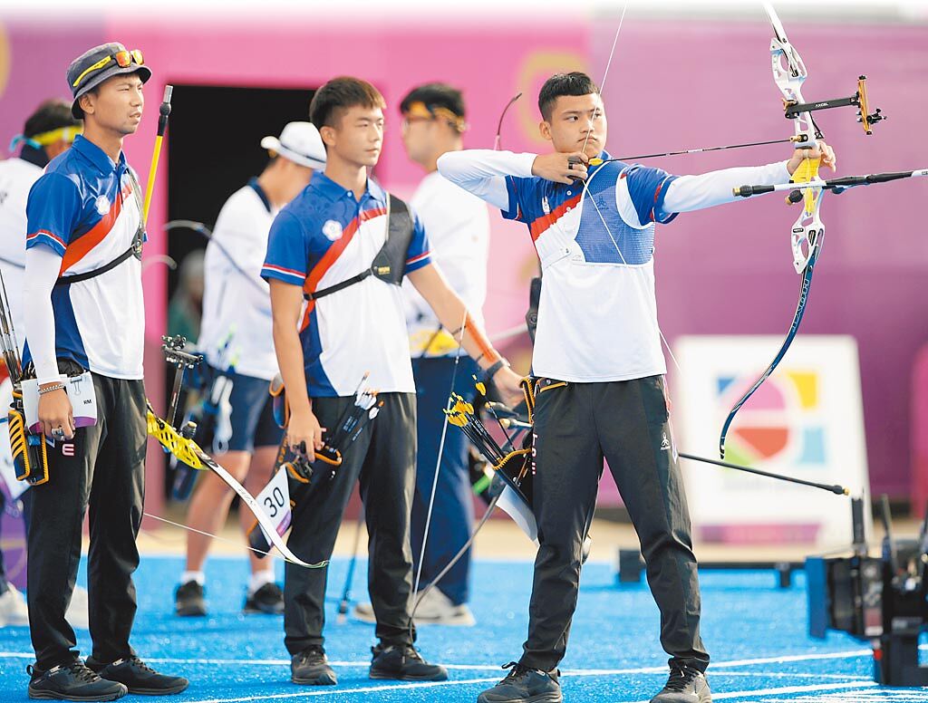 東京奧運26日進行男子團體射箭的比賽，中華隊魏均珩（左），鄧宇成（中）與湯智鈞（右）不敵韓國隊拿到銀牌。（季志翔攝）