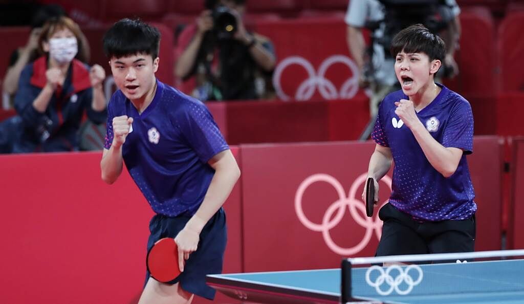 林昀儒(左)順利闖進桌球男單16強。(報系資料照、季志翔攝)