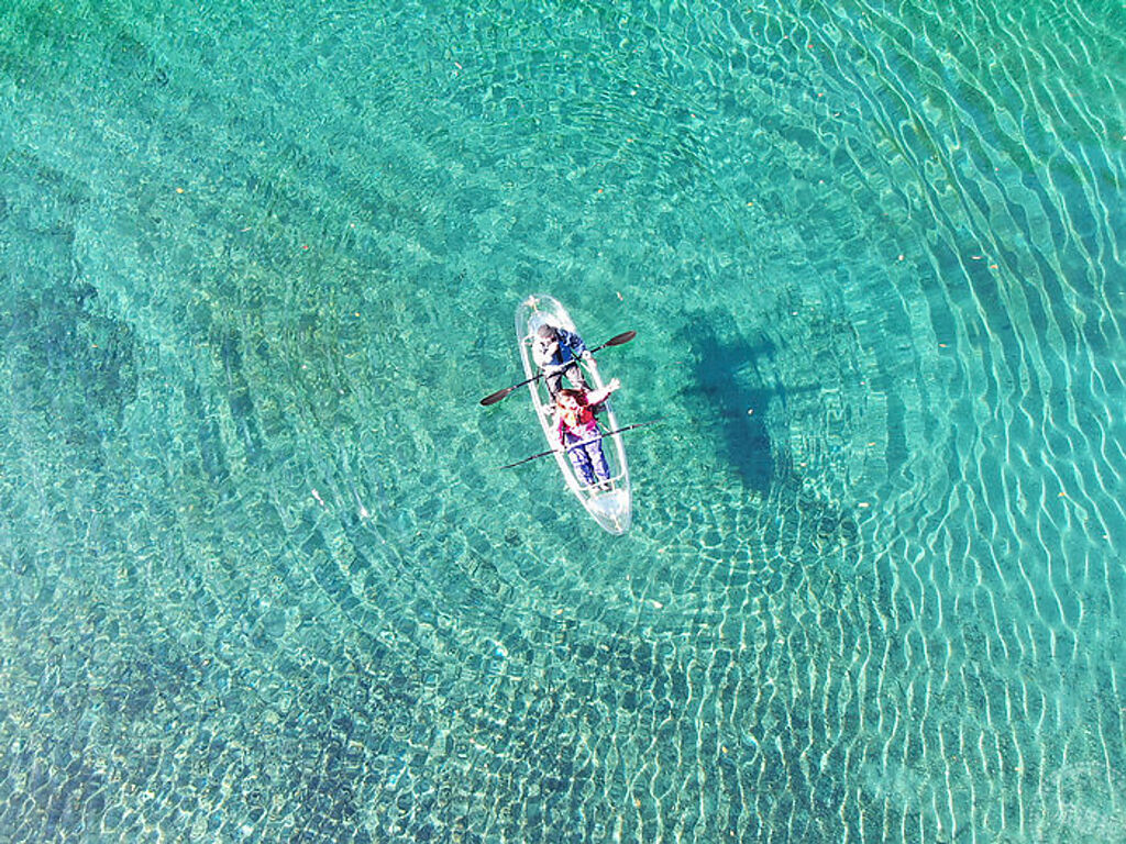 仁淀藍清透的水色，登上獨木舟如在天空漂浮的輕盈感。（圖片：高知縣國際觀光課提供）