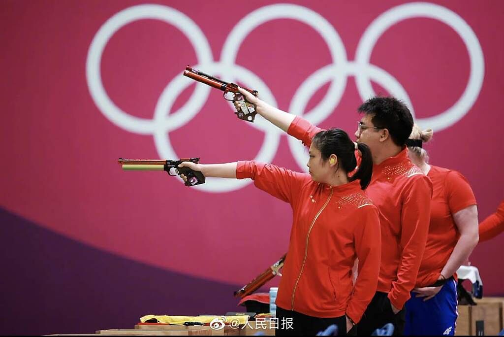 中國隊獲得首屆混雙氣手槍金牌。取自人民日報