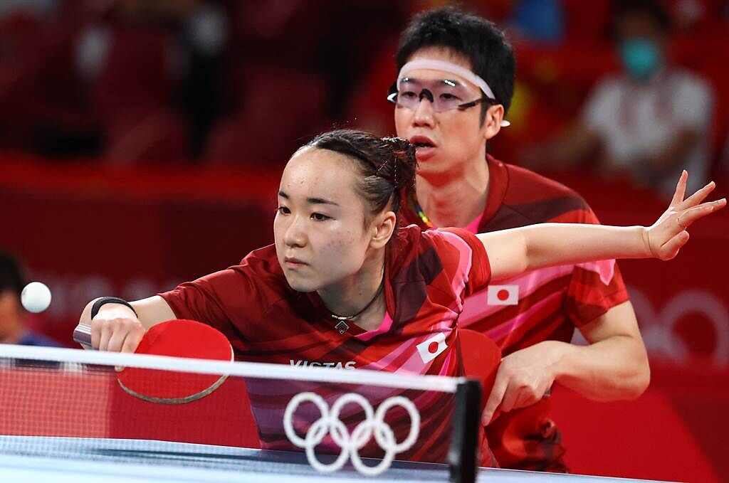 日本桌球混雙組合水谷隼、伊藤美誠擊敗大陸勁敵，拿下日本史上首面奧運桌球金牌。（圖／達志影像）