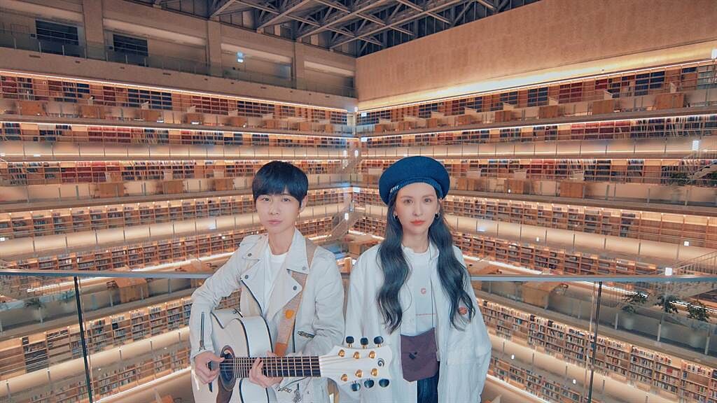 小魏和魏如昀到政大達賢圖書館拍攝〈勇氣〉MV，頻喊：「書香滿滿。」（小魏工作室提供）